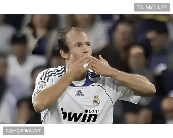 菲戈重温皇马辉煌时刻，状态复苏引发球迷热议